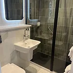 Waterloo Town House & 4*