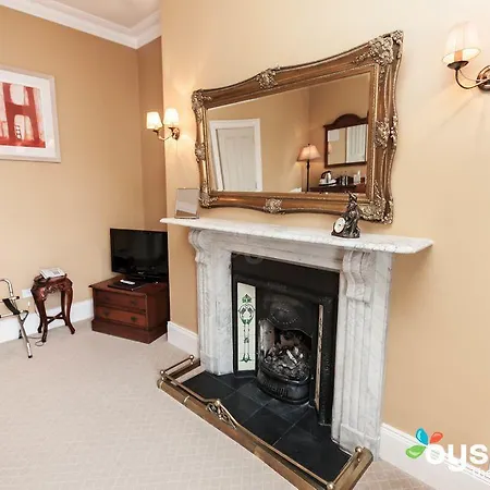 Waterloo Town House & 4*