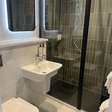 Waterloo Town House & 4*