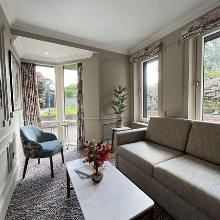 Waterloo Town House & 4*