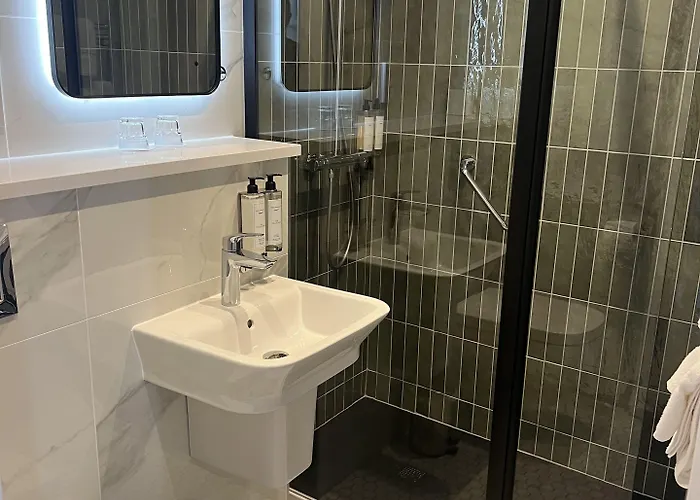 Waterloo Town House & 4*